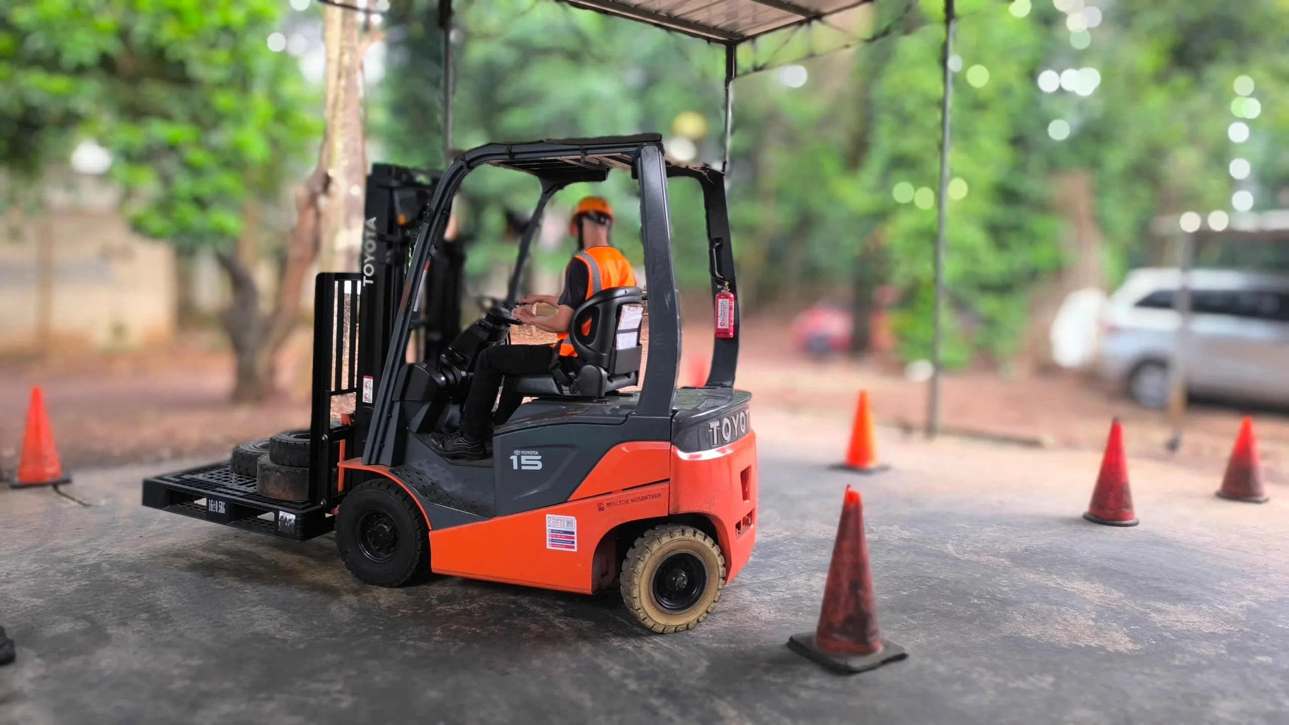 Praktik mengemudi forklift di lapangan pelatihan